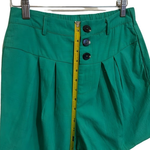 Small Size Women's Green Shorts‎ - Picture 8 of 9